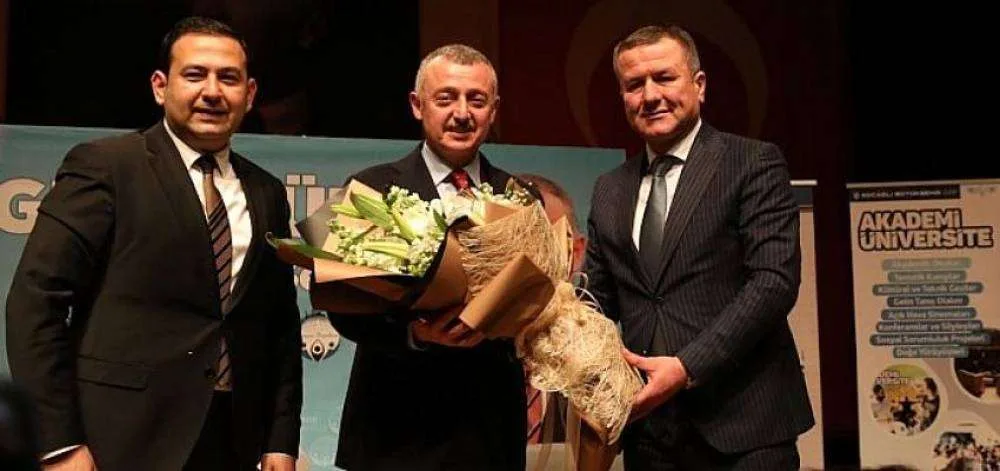 “Genç Kürsü-Mikrofon Sende’’ programına konuk olan Başkan Büyükakın, “Dünyaya huzur