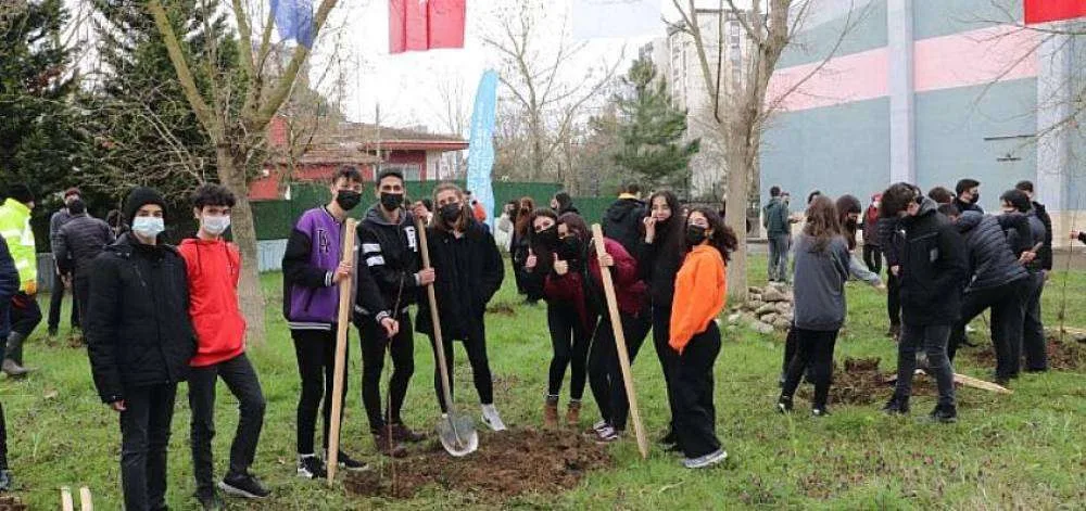 Büyükşehir, “1041 Meyve Fidanı Dikme Etkinlileri” kapsamında okulların bahçesine 1041