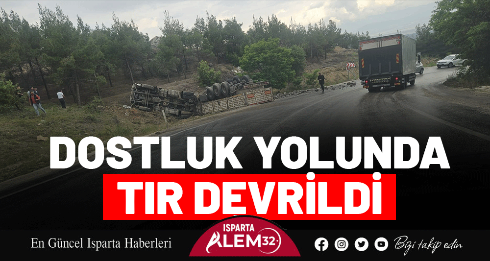 Isparta-Burdur dostluk yolunda sürücünün kontrolünden çıkan tır devrildi. Kazada sürücü