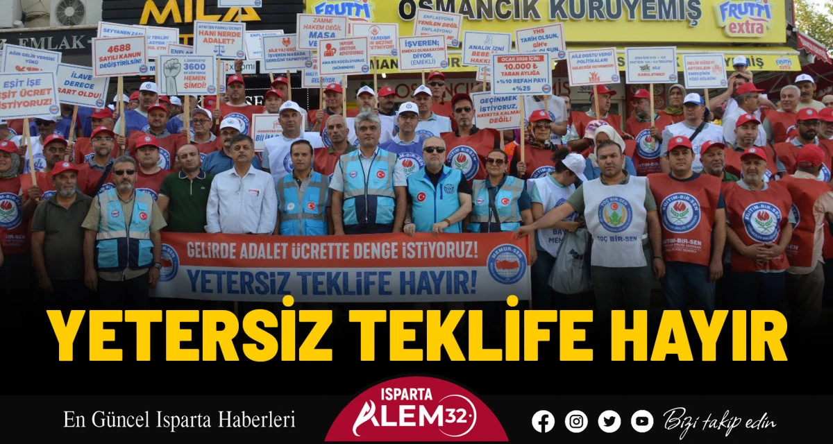 Memur-Sen İl Temsilcisi Selami Kılınç ve üyeler Kaymakkapı Meydanı'nda bir