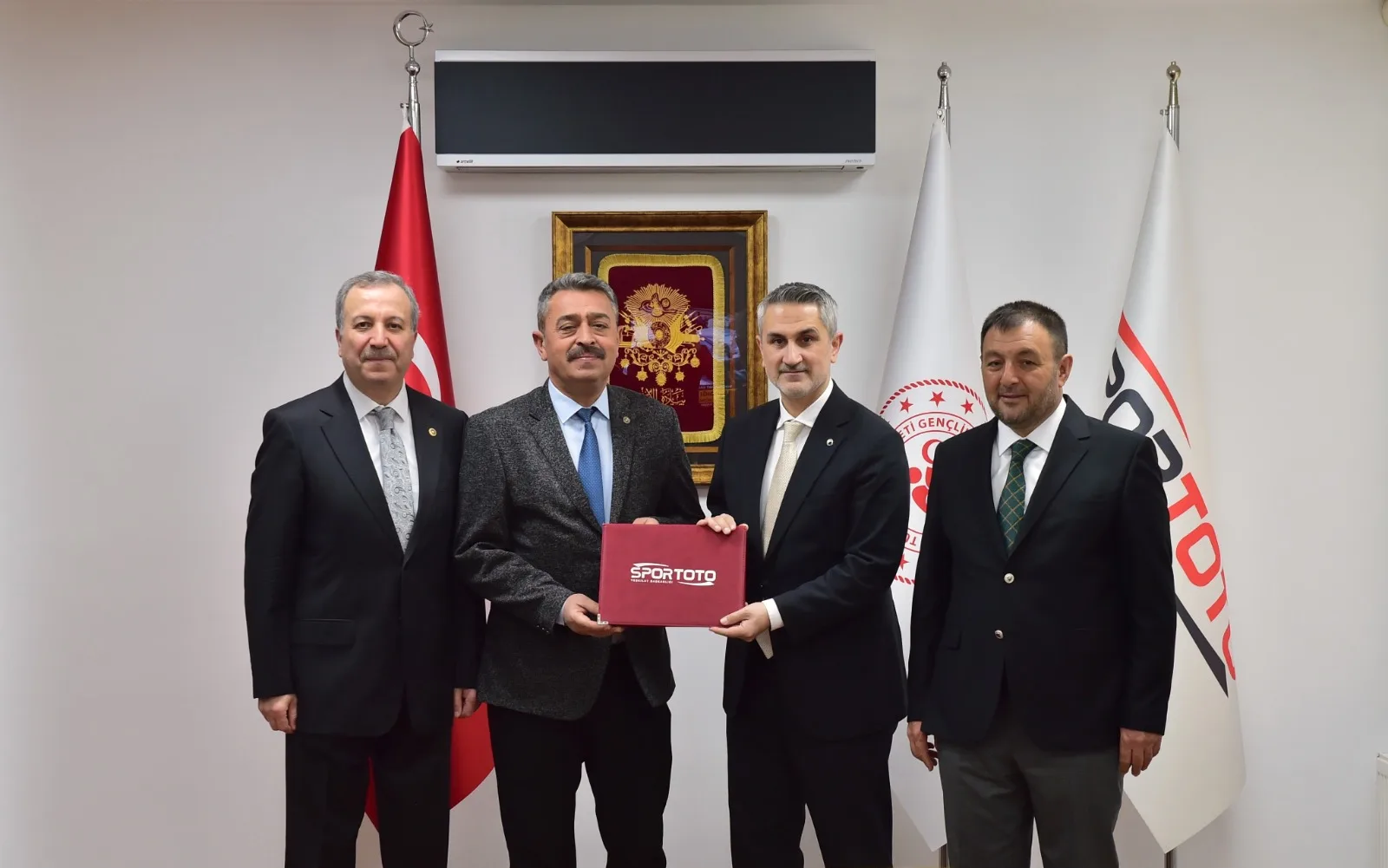 Şarkikaraağaç Belediye Başkanı Ali Göçer, ilçeye kazandırılacak yeni spor tesisleri