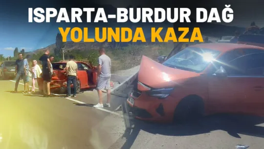 Isparta-Burdur Dağ Yolu'nda minibüs ile otomobilin çarpışması sonucu meydana gelen