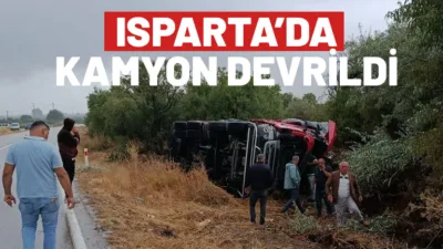 Isparta'da seyir halindeki kamyonun devrildiği kazada sürücü yaralandı.