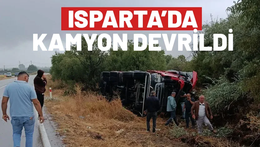 Isparta'da seyir halindeki kamyonun devrildiği kazada sürücü yaralandı.